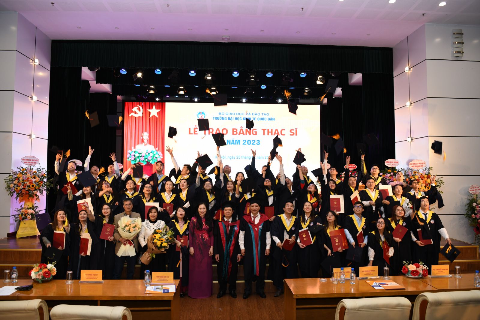 Trường Đại học Kinh tế Quốc dân trao bằng cho 998 Tân Thạc sĩ