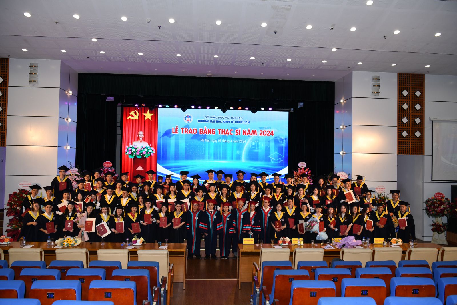 Trường Đại học Kinh tế Quốc dân trao bằng Thạc sĩ cho 1.087 học viên