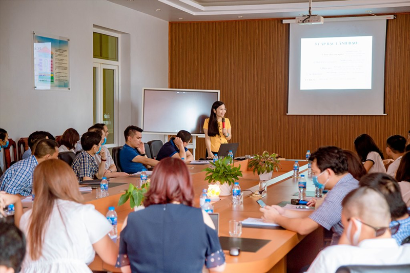 GS.TS Trần Thị Vân Hoa cùng các học viên lớp Thạc sĩ Điều hành cao cấp trao đổi và làm việc tại Tổng công ty May Bắc Giang LGG
